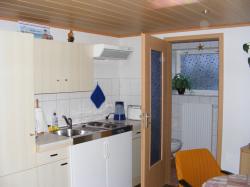 K&uuml;chenzeile und Eingang zur Dusche im Bungalow 2